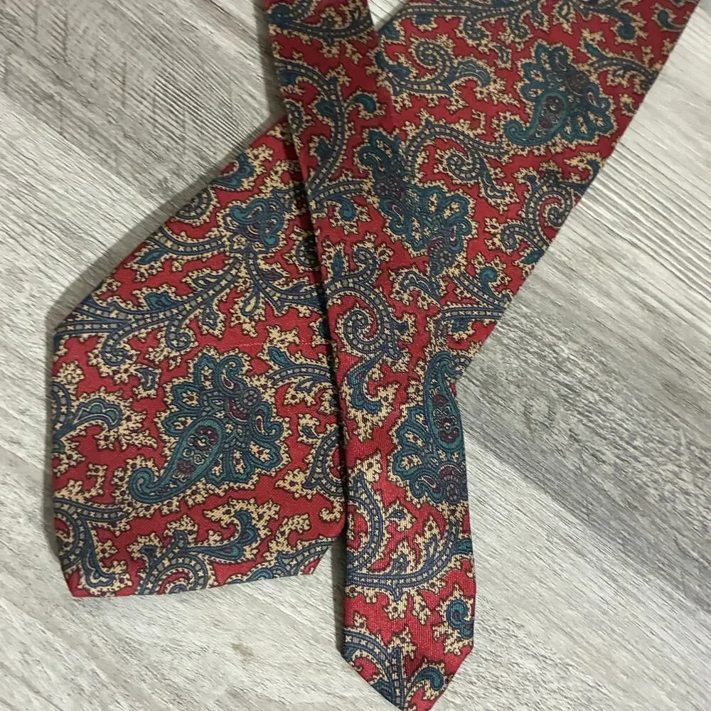 Tom James USA Silk Paisley Tie Red Navy Gold Classic Necktie 3.25x59 Handmade